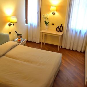 Standard Zimmer mit Kingsize-Bett